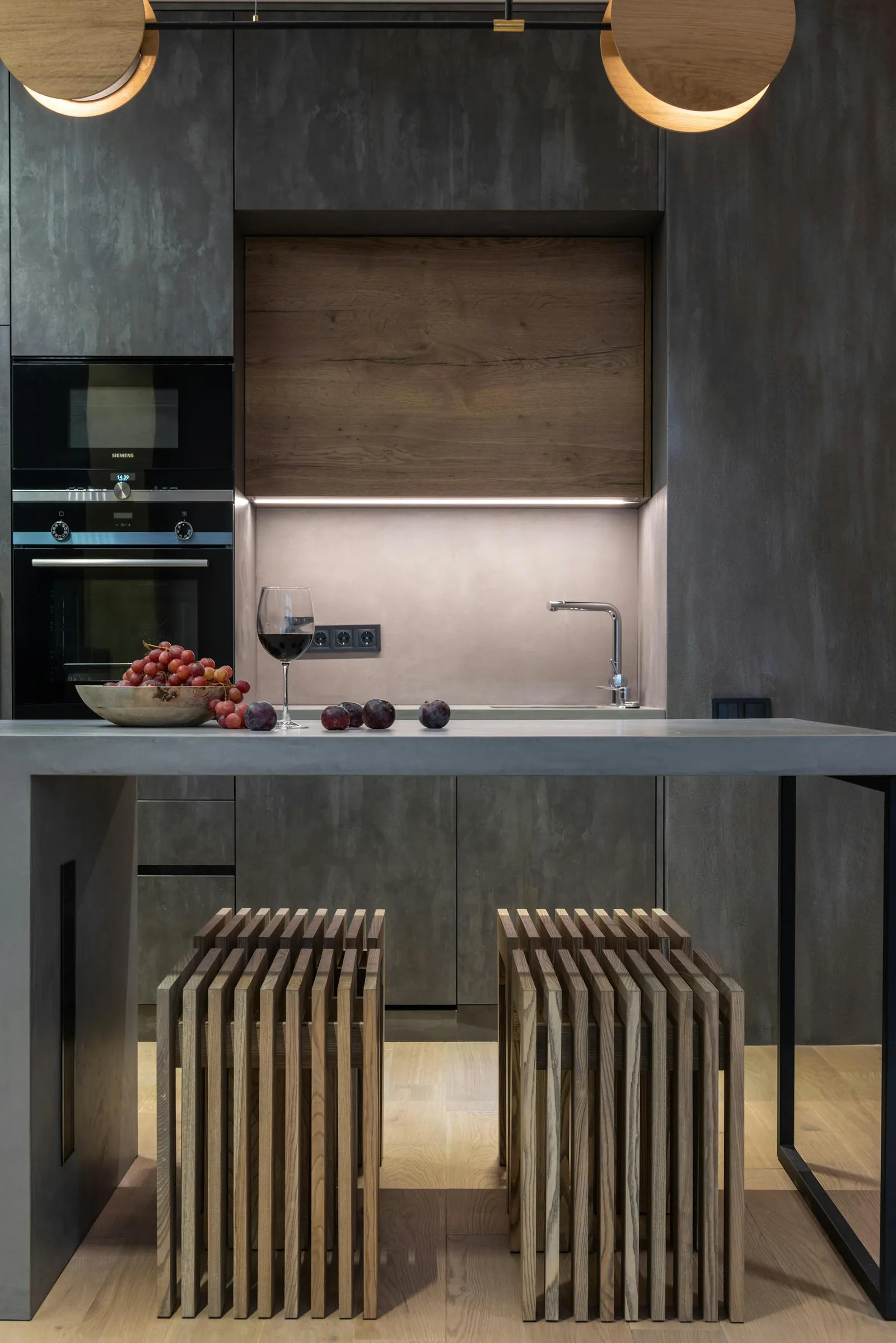 Modern kitchen island with fruit bowl, warm surfaces, and a clear working area