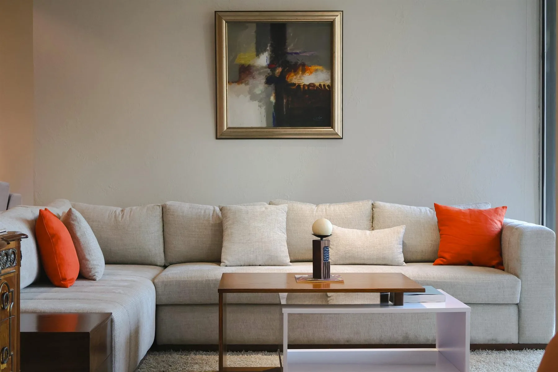 Living room with terracotta and warmer red-toned accents